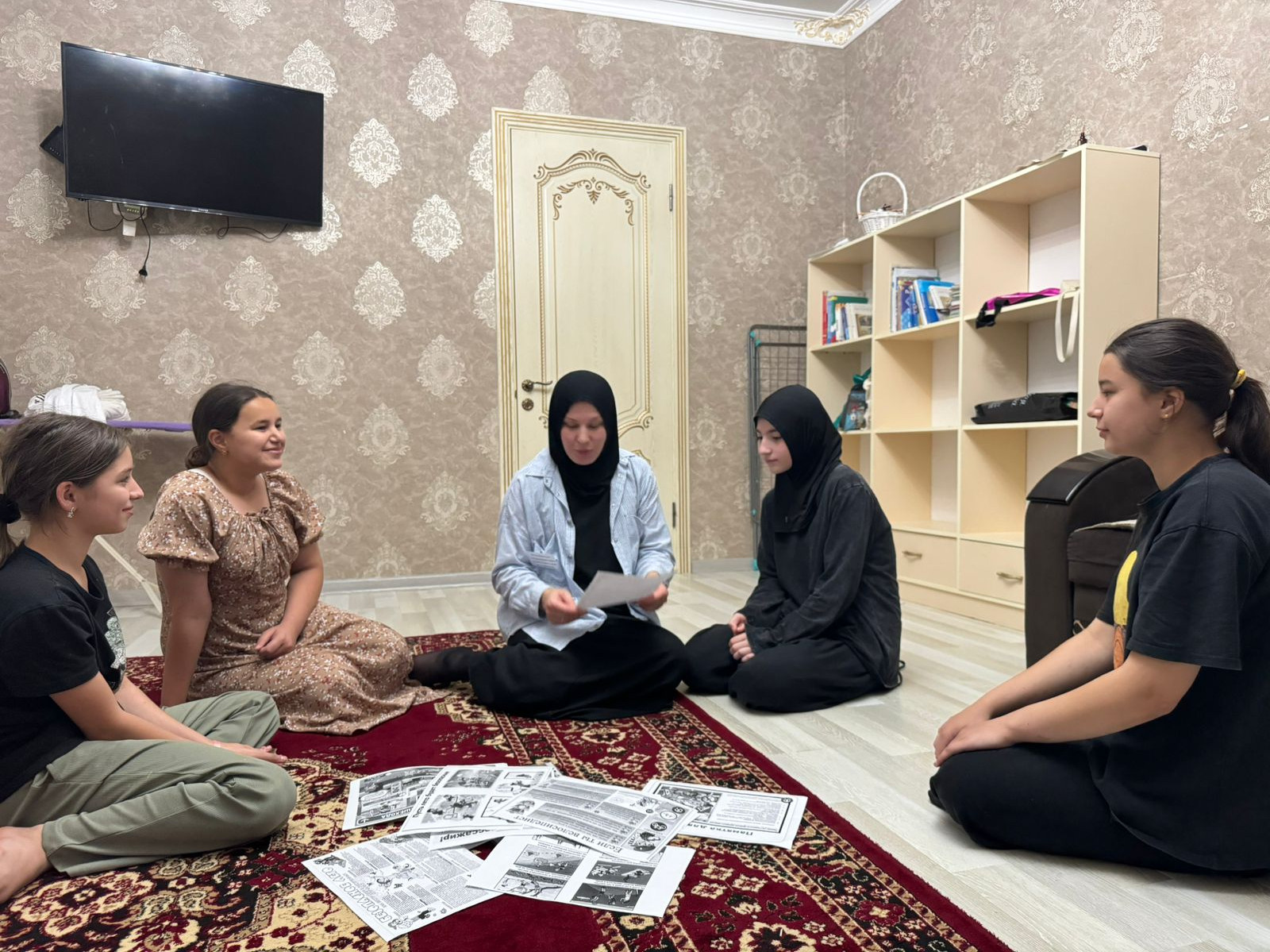 Специалист по работе с семьей и детьми Алиева Максалина провела беседу с подопечными "Безопасное лето".